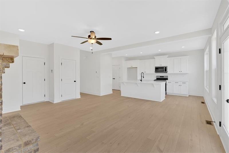 648 Longwood Place Property Photo 14