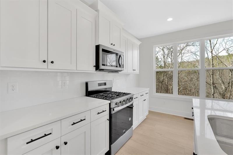 648 Longwood Place Property Photo 16