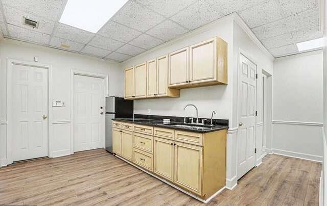 8375 Dunwoody Place Property Photo 12