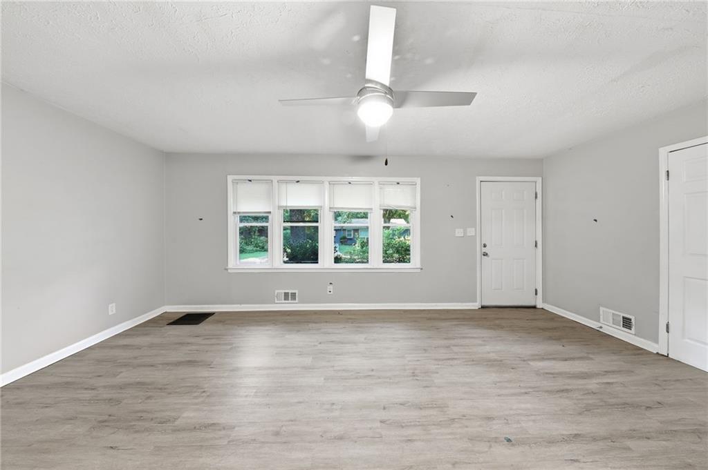 1112 Valley View Road Se Property Photo 9