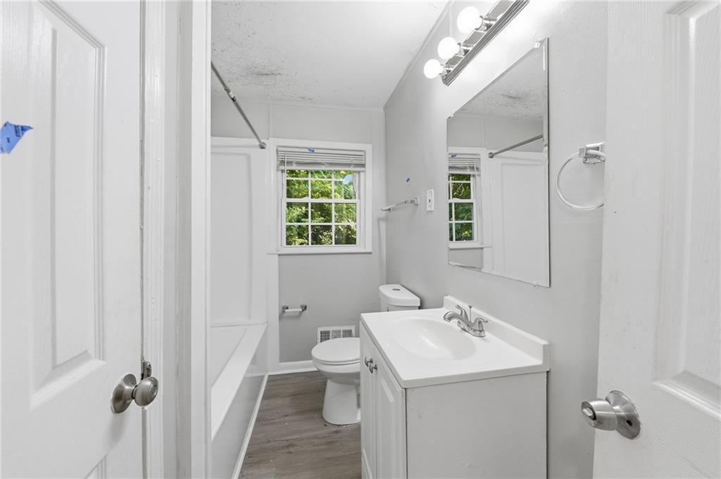 1112 Valley View Road Se Property Photo 24