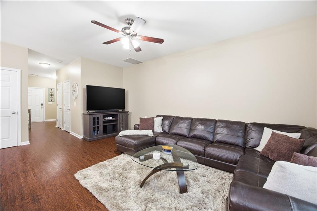 536 Oakside Place Property Photo 4