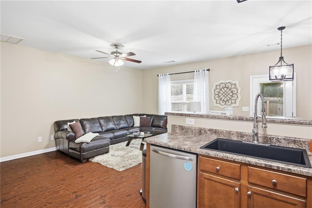 536 Oakside Place Property Photo 6