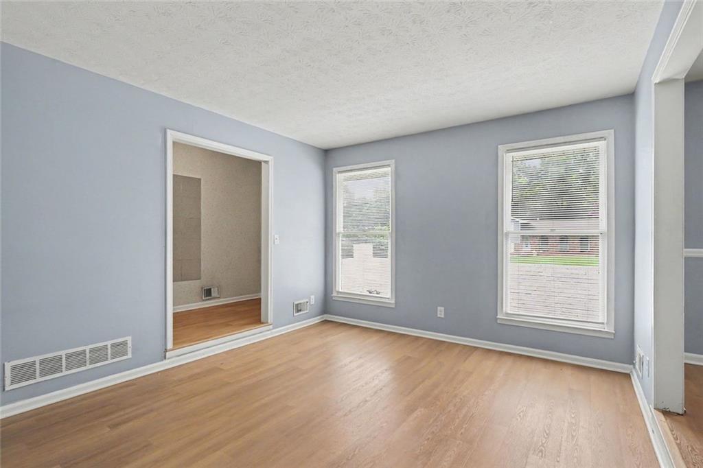 8806 Twin Oaks Drive Property Photo 3