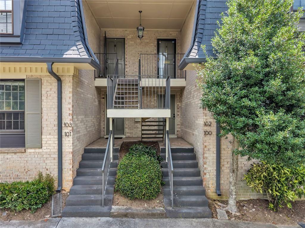 100 NW LA-Rue Place Property Photo 1