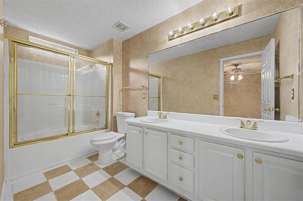 2025 Baramore Oaks Drive Property Photo 14