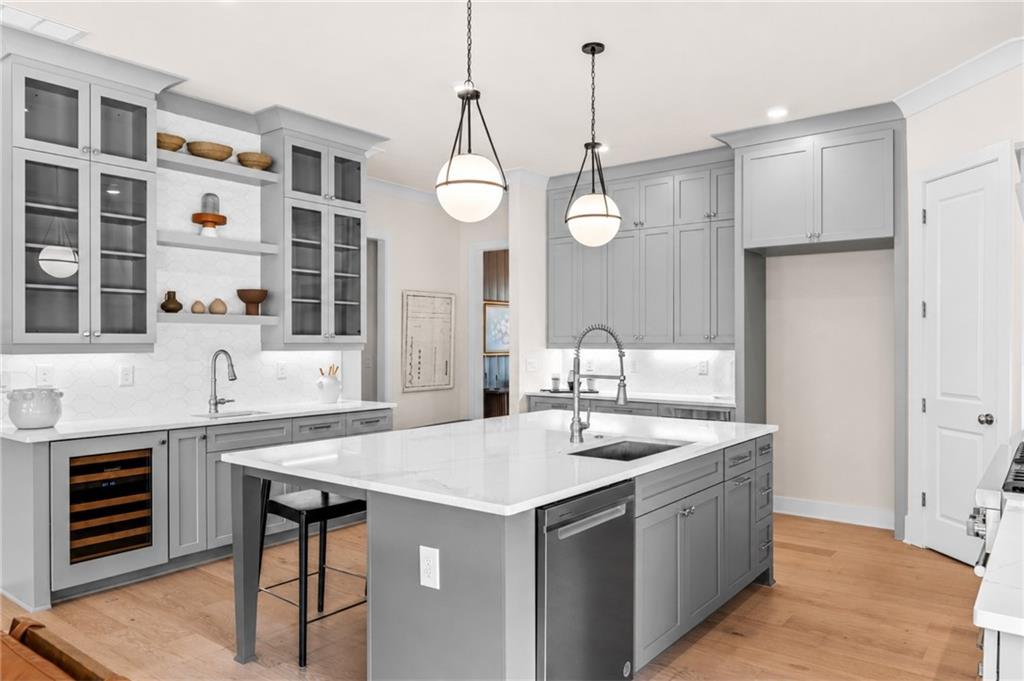 2039 Village Walk Property Photo 2