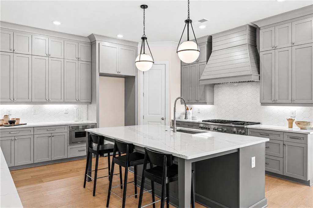 2039 Village Walk Property Photo 7