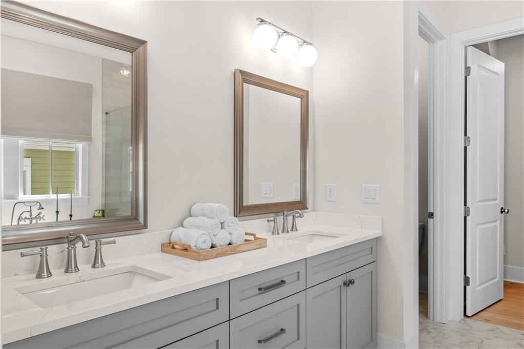 2039 Village Walk Property Photo 21