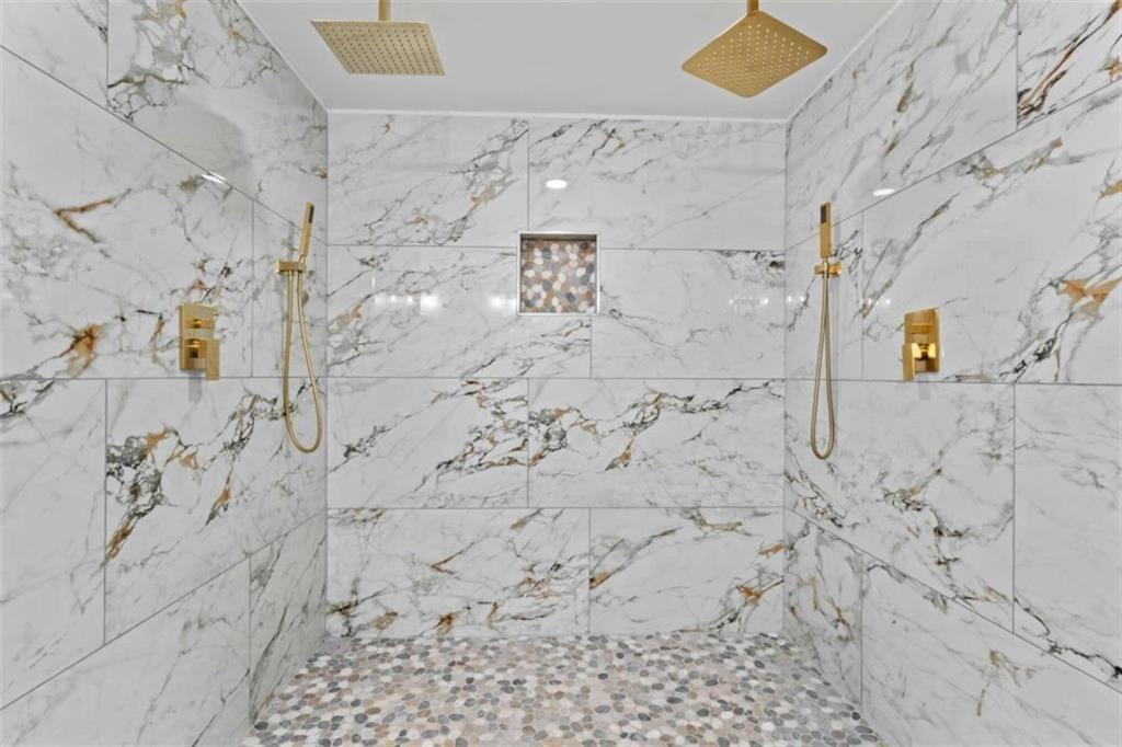 2023 Stoneleigh Drive Property Photo 4