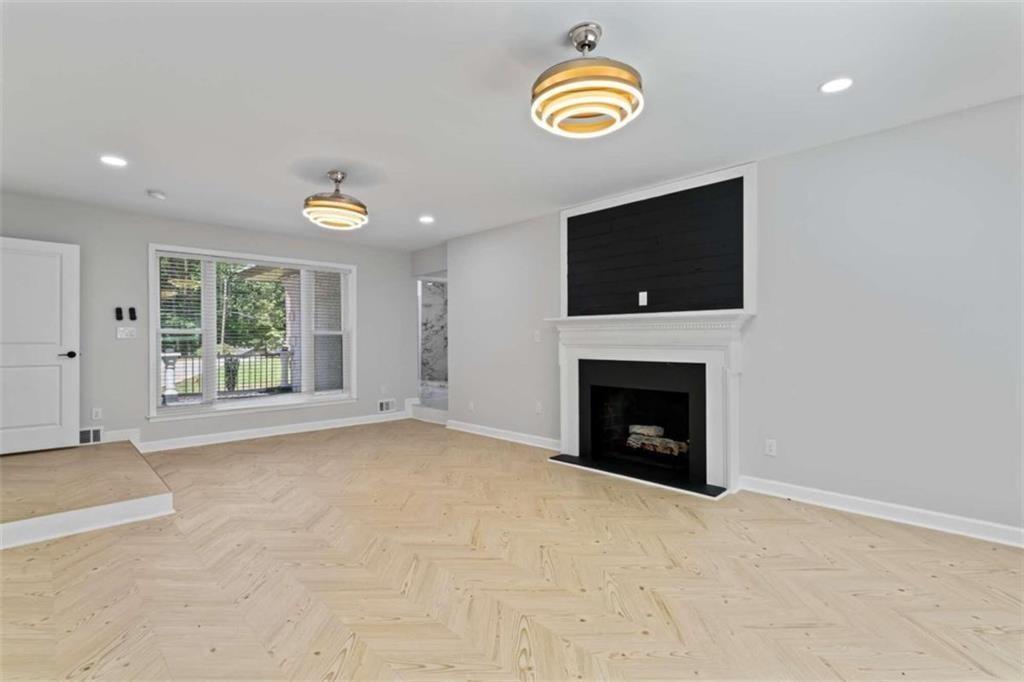 2023 Stoneleigh Drive Property Photo 7
