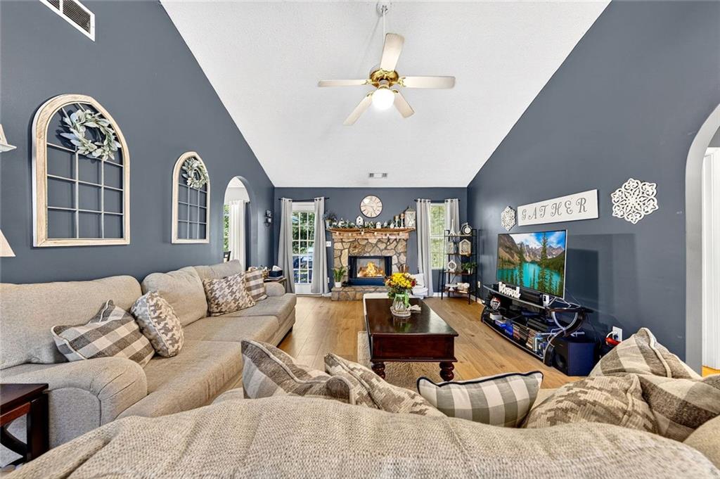 802 Windsor Drive Property Photo 3