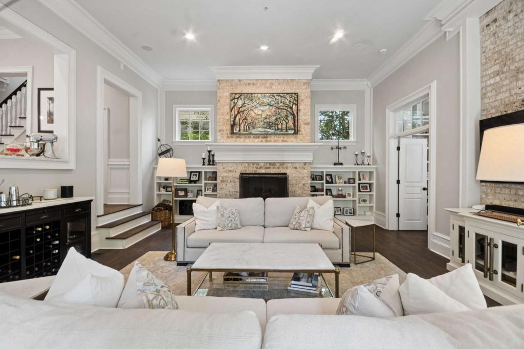 305 Abercorn Square Property Photo 18