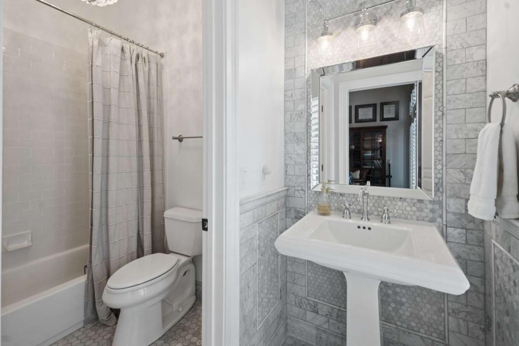 305 Abercorn Square Property Photo 23