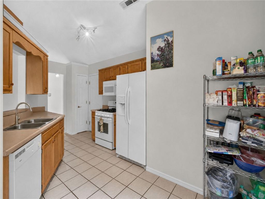 109 Collins Way Property Photo 6