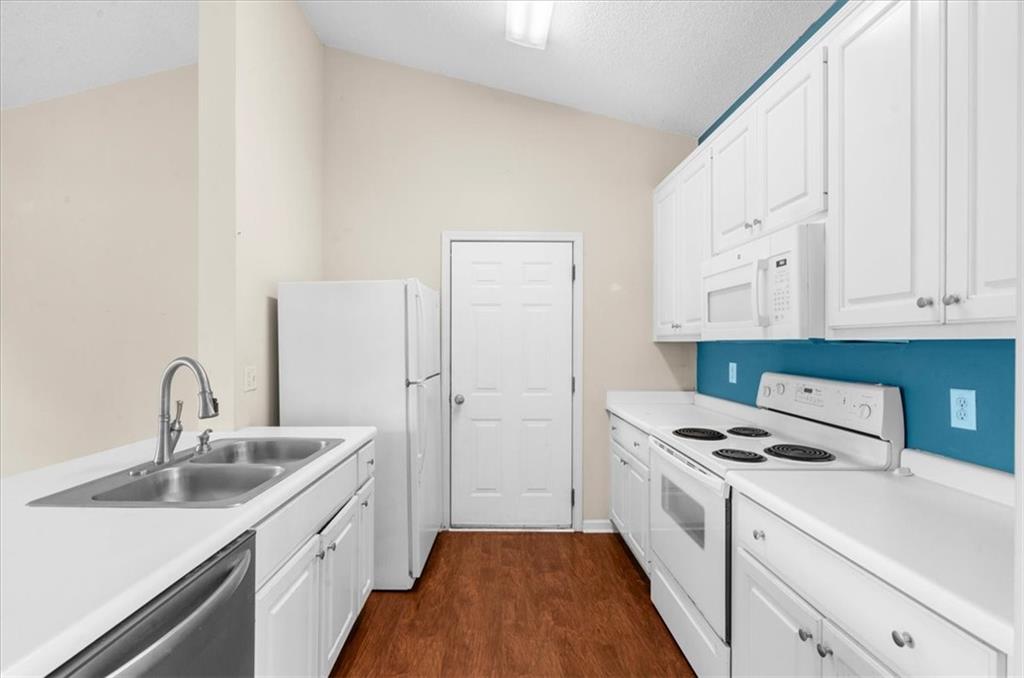 3033 Bentley Park Circle Property Photo 10