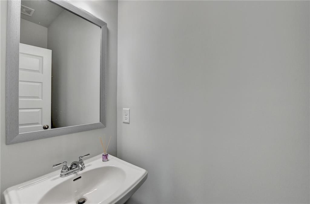 3328 Sir Gregory Manor Property Photo 28