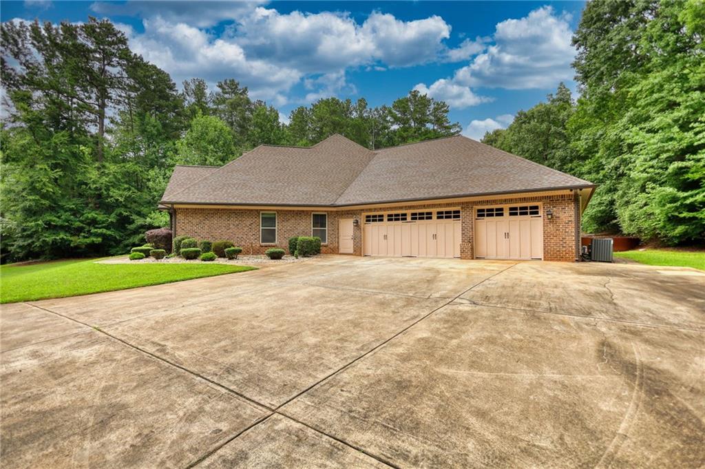 360 Wyldewoode Dr Property Photo 5