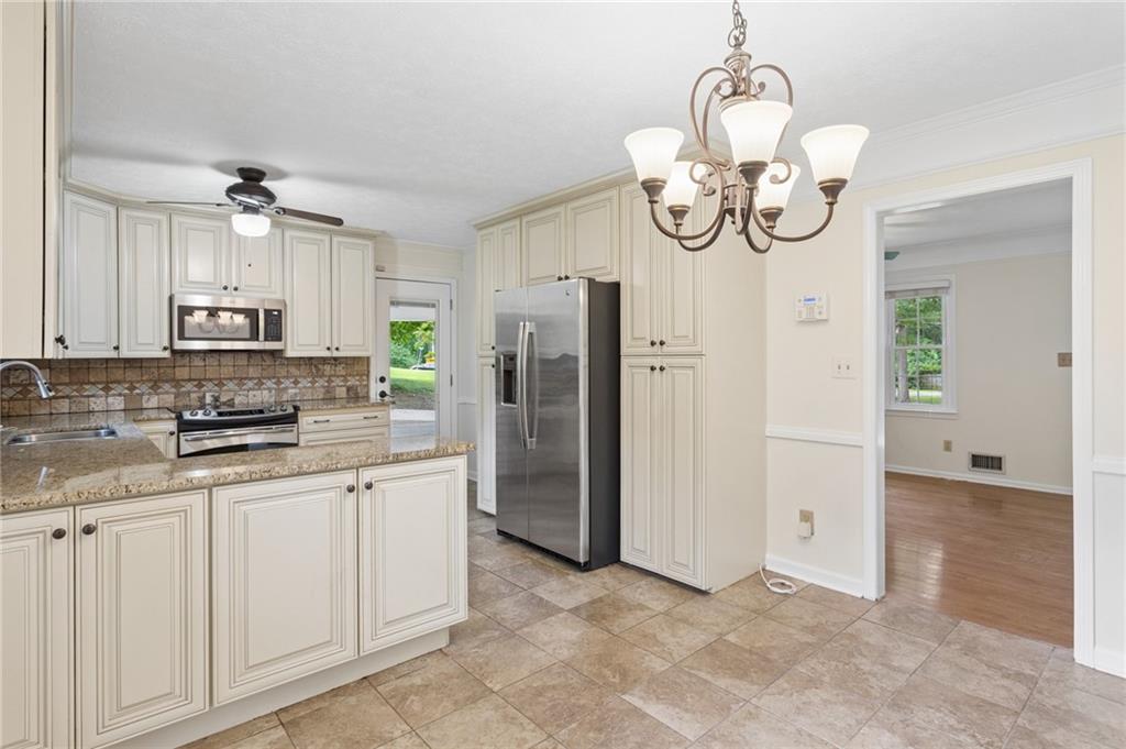 4165 Westview Street Property Photo 10