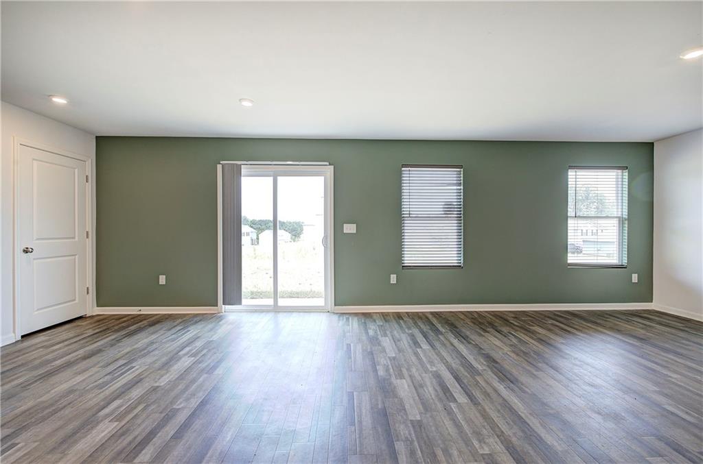 128 Oxford Lane Property Photo 2