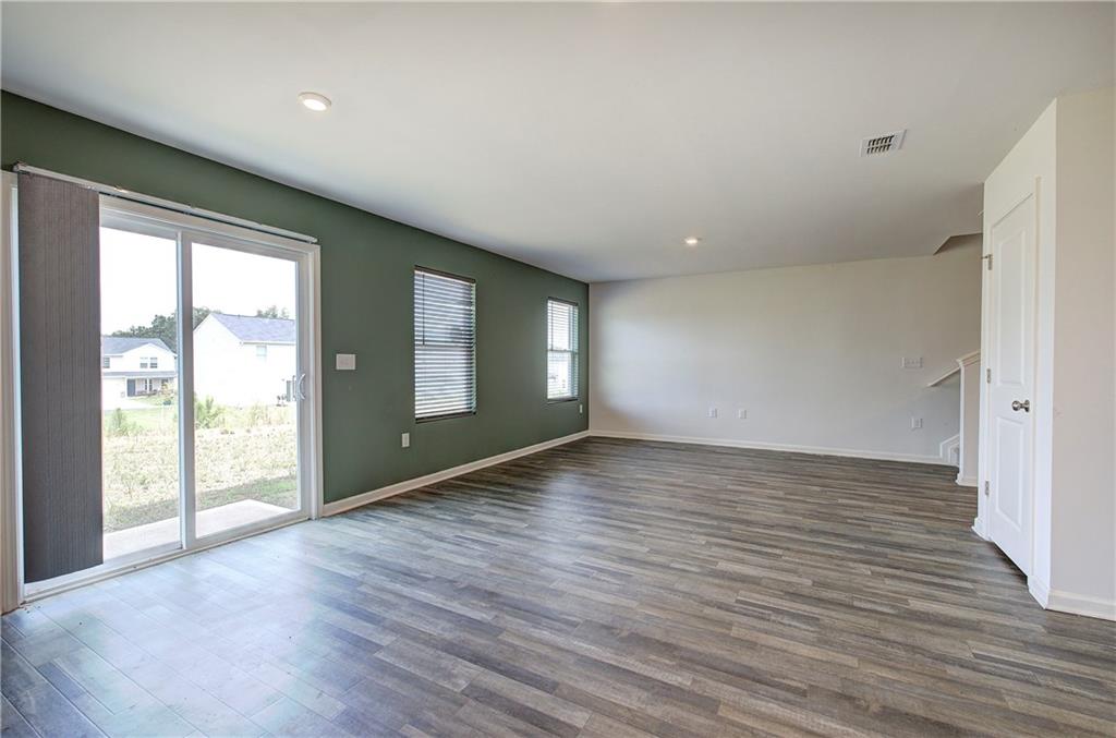 128 Oxford Lane Property Photo 3