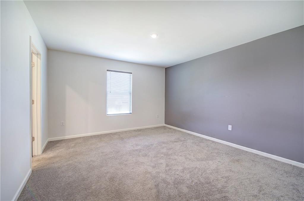 128 Oxford Lane Property Photo 7