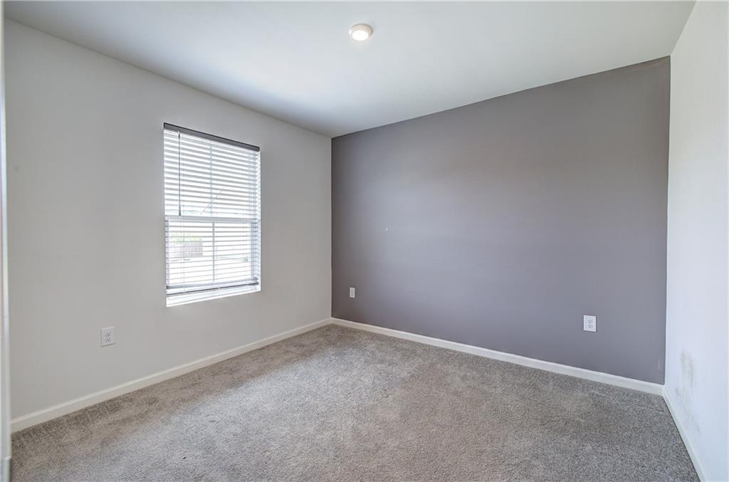 128 Oxford Lane Property Photo 8