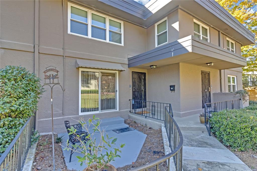 276 Lakemoore Drive Ne Unit E Property Photo 1