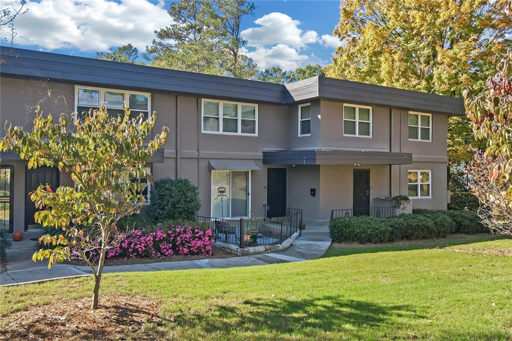 276 Lakemoore Drive Ne Unit E Property Photo 2