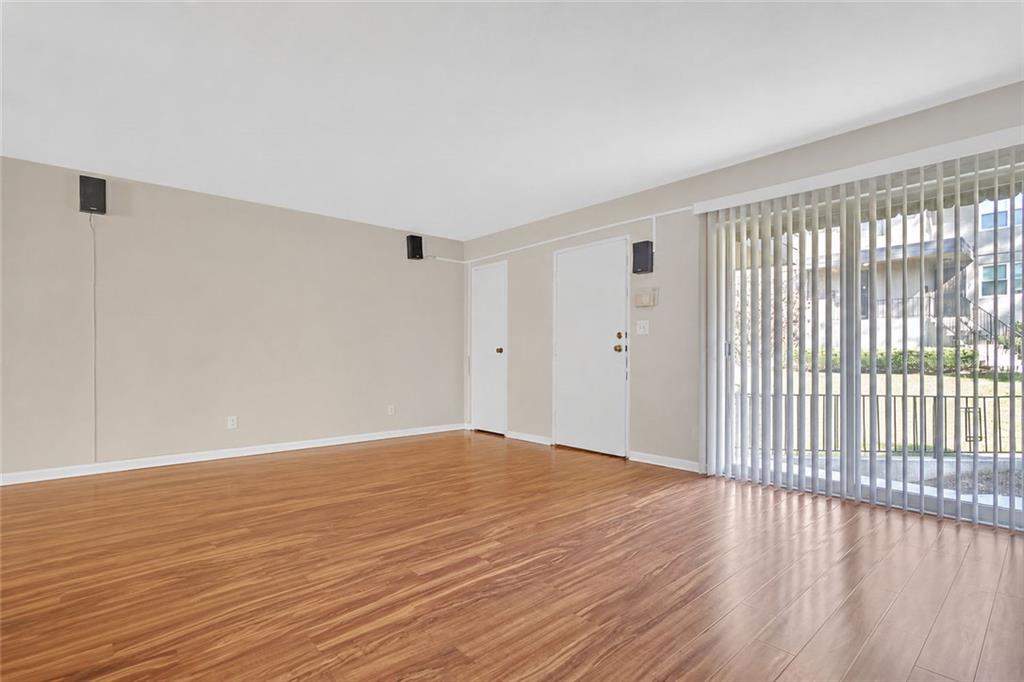 276 Lakemoore Drive Ne Unit E Property Photo 4