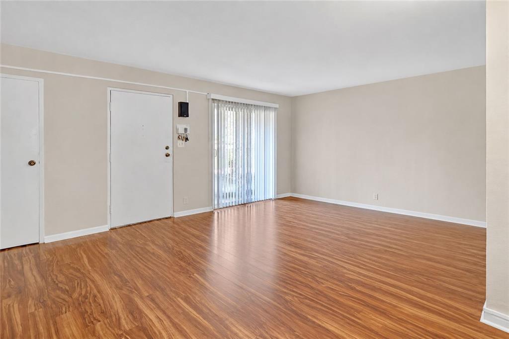 276 Lakemoore Drive Ne Unit E Property Photo 5
