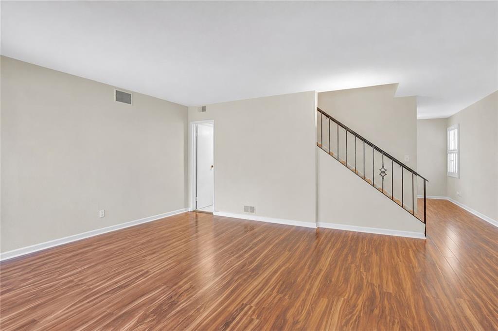 276 Lakemoore Drive Ne Unit E Property Photo 7