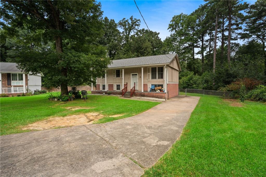 1140 Pineglen Drive Property Photo 2