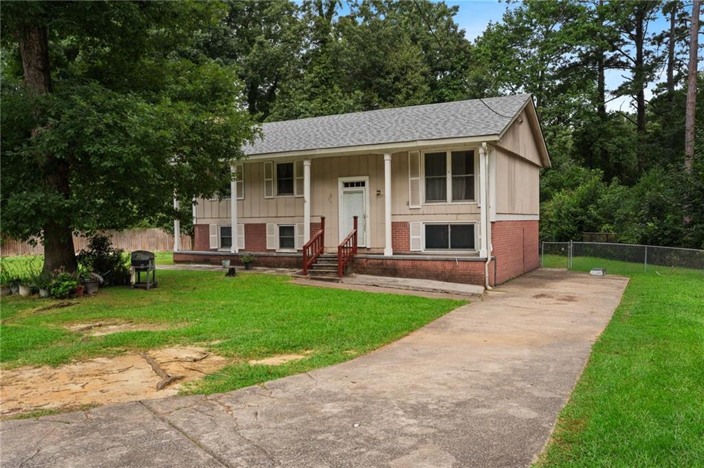 1140 Pineglen Drive Property Photo 3