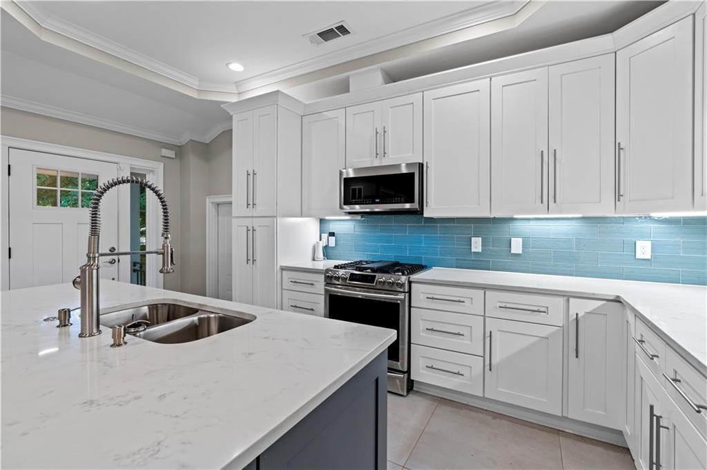 1841 Gainsborough Drive Property Photo 7