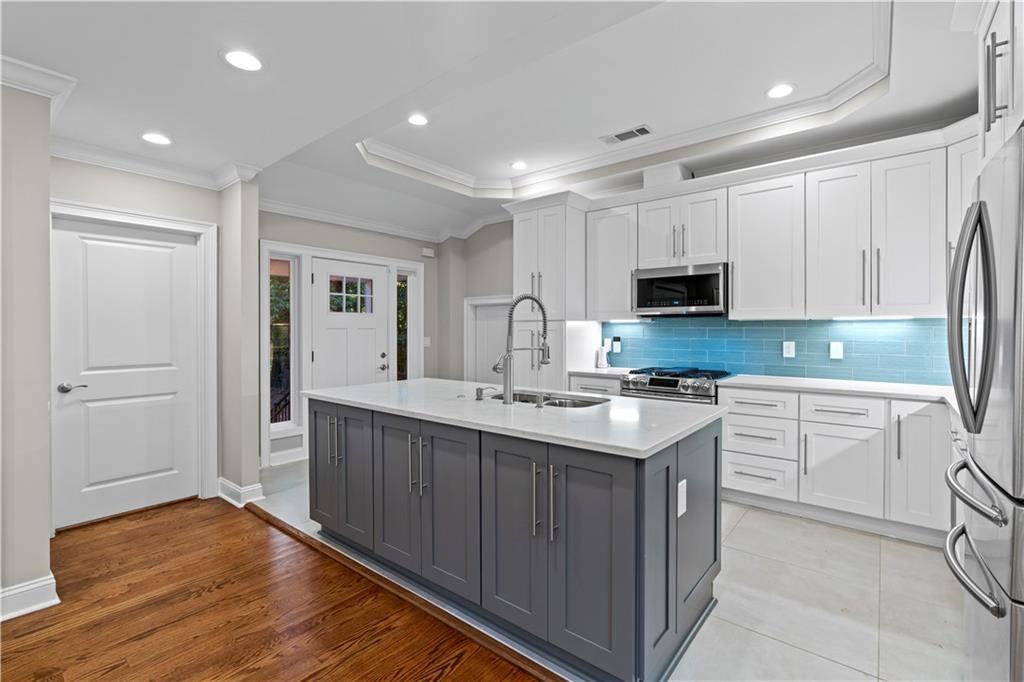 1841 Gainsborough Drive Property Photo 8
