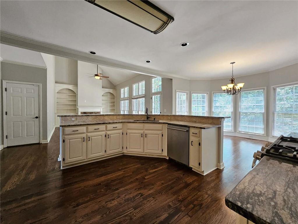 450 Eastbourne Way Property Photo 8