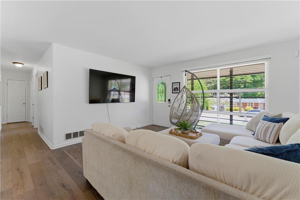 2725 Shoreland Drive Sw Property Photo 6