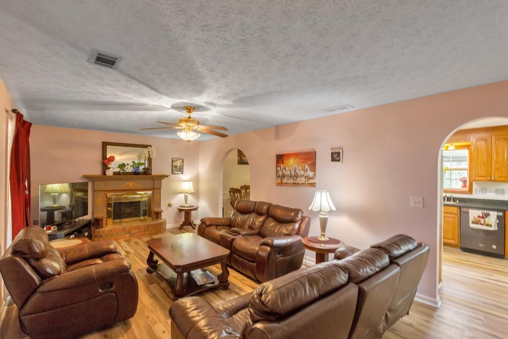 1675 Round Road Property Photo 3