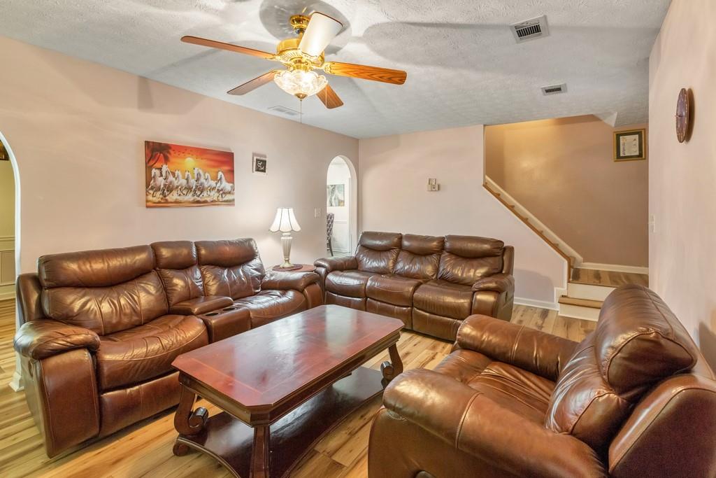 1675 Round Road Property Photo 5