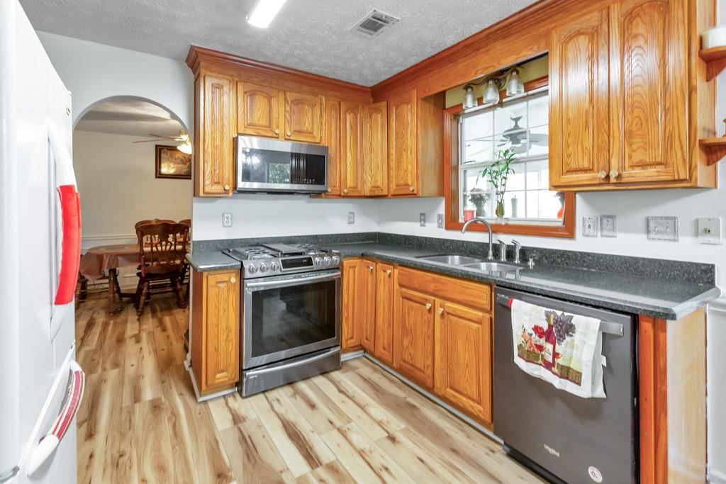 1675 Round Road Property Photo 10