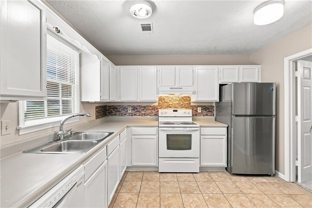 136 Sterling Court Property Photo 3