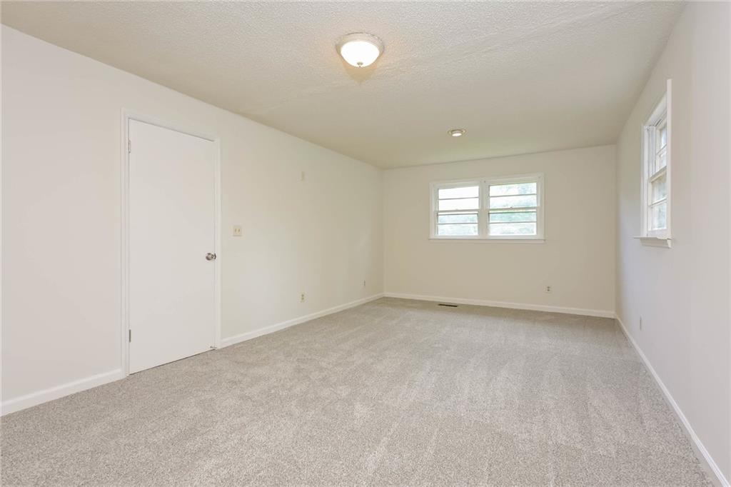 192 Sun Valley Drive Property Photo 4