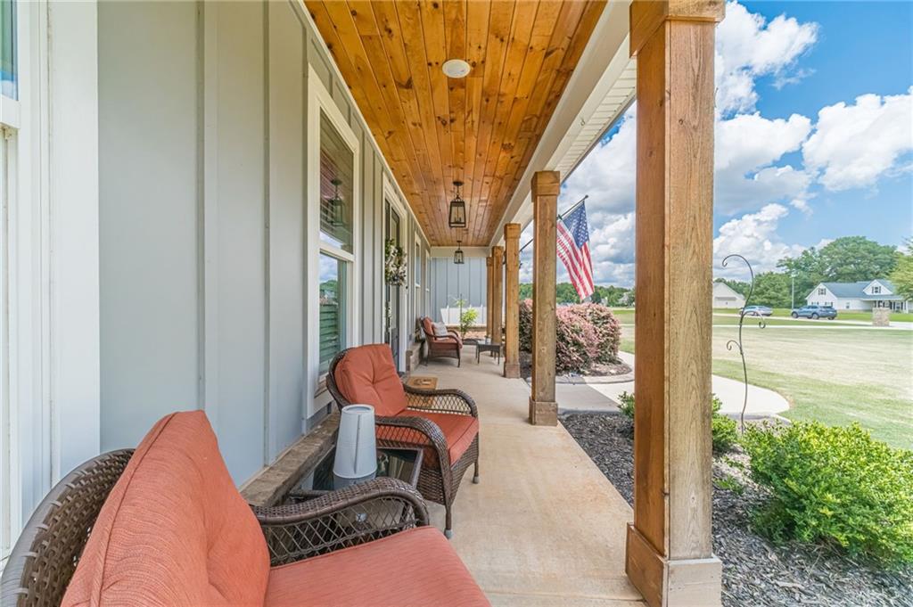 302 Savannah Drive Property Photo 4