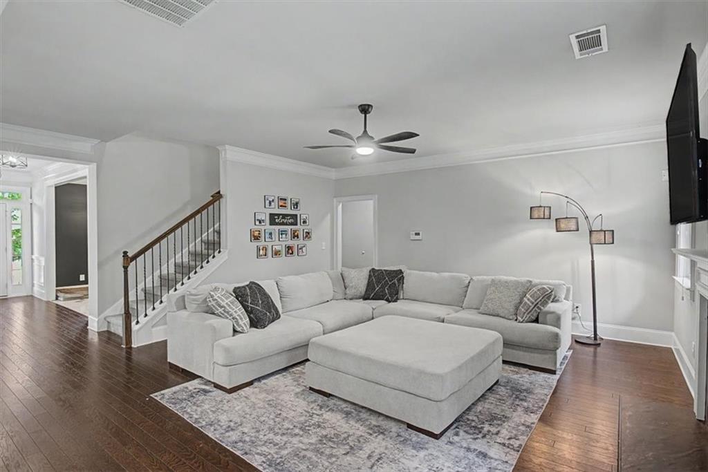 325 Hillgrove Drive Property Photo 4