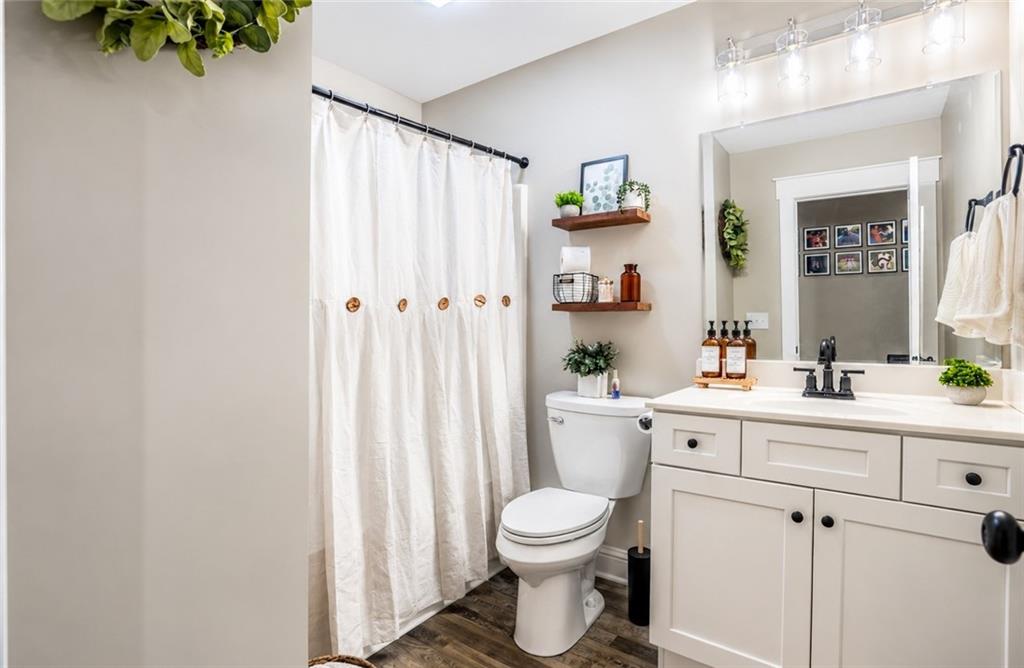 209 Roslyn Court Property Photo 8