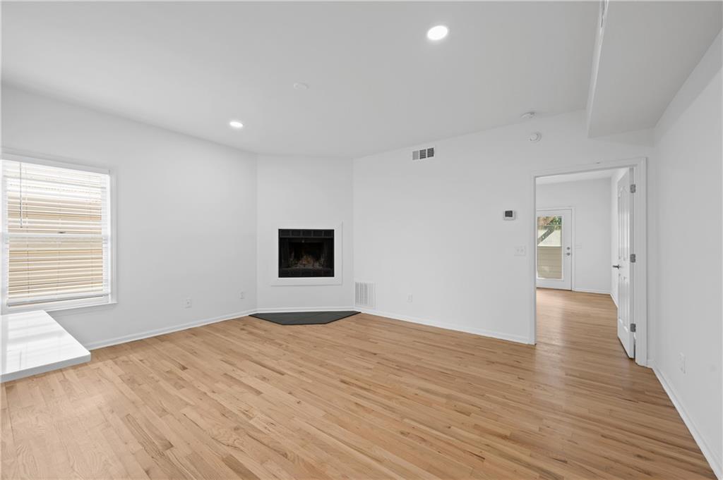 567 Winton Terrace Ne Unit D Property Photo 3
