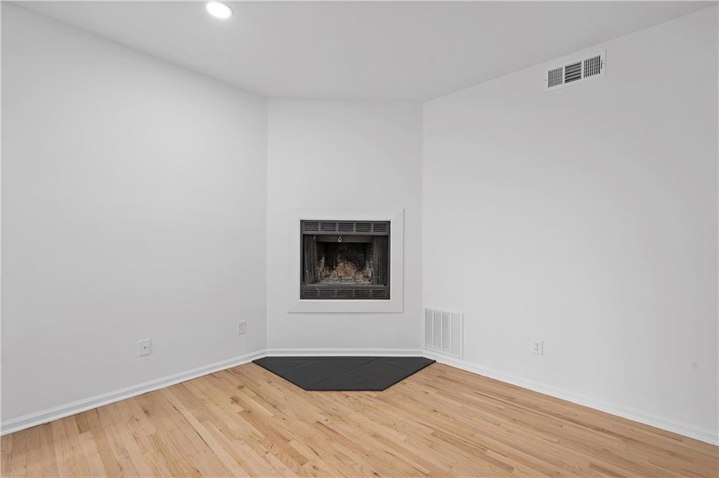 567 Winton Terrace Ne Unit D Property Photo 5