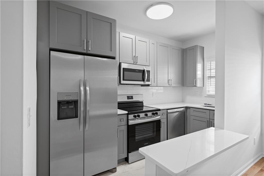 567 Winton Terrace Ne Unit D Property Photo 6