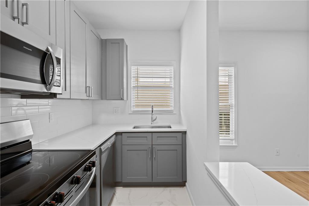 567 Winton Terrace Ne Unit D Property Photo 8